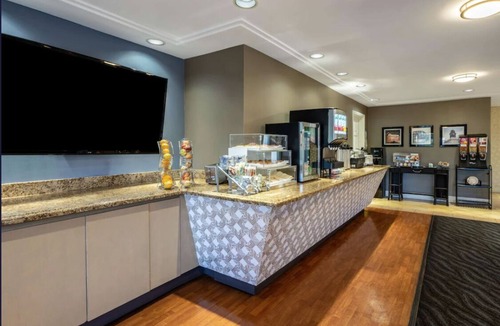 Mountain View Apartment | Sure Stay Plus Hotel by Best Western Mountain View, 9 miles from Levi's stadium