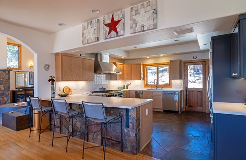 Truckee House | Tahoe Donner 4br/hot tub/fire pit/Sleeps 10 adults