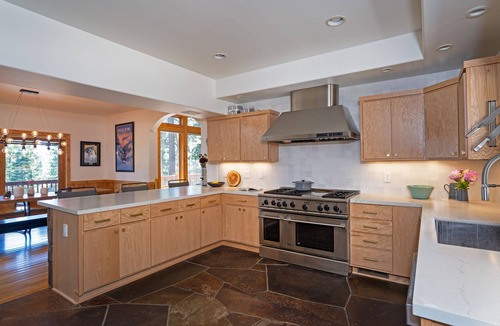 Truckee House | Tahoe Donner 4br/hot tub/fire pit/Sleeps 10 adults
