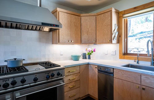 Truckee House | Tahoe Donner 4br/hot tub/fire pit/Sleeps 10 adults