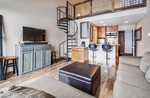 Truckee Condo | Tahoe Donner Snowpeak Loft #401