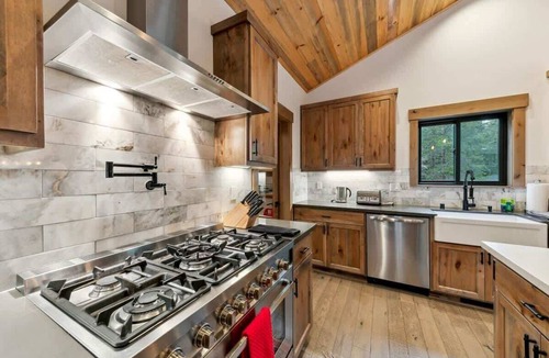 North Upper Truckee Cabin | Tahoe Forest Lodge: Hot Tub, Pool Table, A/C