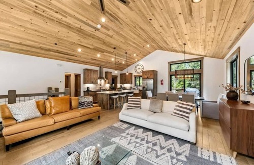 North Upper Truckee Cabin | Tahoe Forest Lodge: Hot Tub, Pool Table, A/C