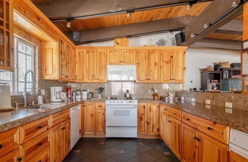 Chamberlands House | Tahoe Group Oasis | 5BR, EV Charger & Fast Wifi