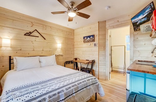 Sierra Tract Hotel | Tahoe Mountain Inn #9