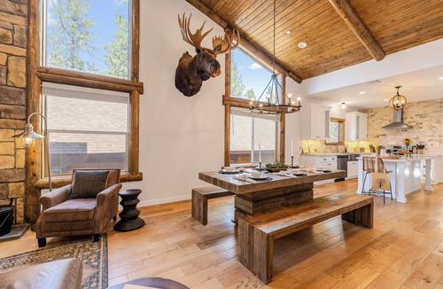 Big Bear Lake Cabin | Teddy by AvantStay | Majestic Cabin in Big Bear w/Balcony