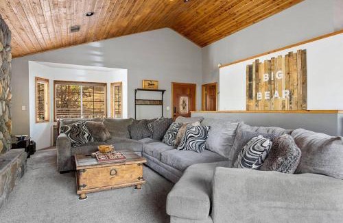 Upper Moonridge House | The 717 - Upper Moonridge - VERY Close to Resorts!