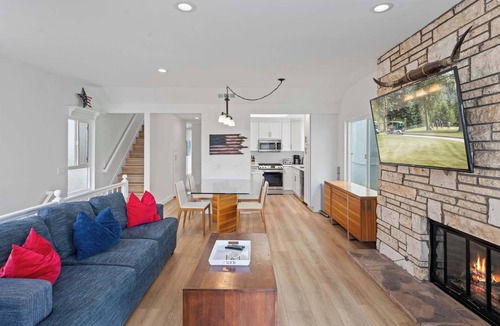 Huntington Beach House | The Americana w/AC, spa, bikes steps to the sand