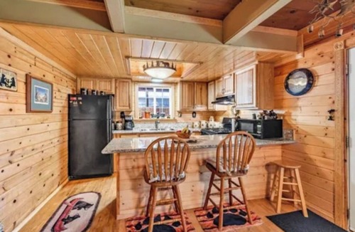 Sierra Tract House | "The Bearadise" Fun Cozy Centrally Located Cabin
