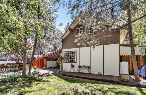 Sierra Tract House | "The Bearadise" Fun Cozy Centrally Located Cabin