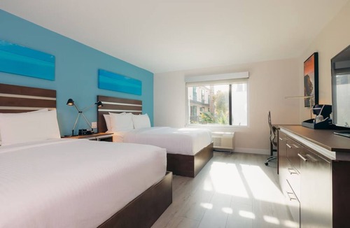 Harbor Hotel | The Cove Hotel | 2 Queen Queen Suites w/Firepit, Lounge & Gym Access