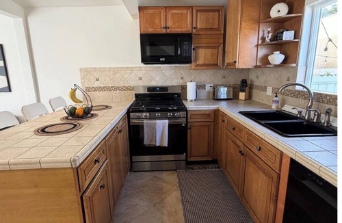 Lomita House | The Hidden Gem 2BR,private entry, yard, parking, Near Beach,Dining,Shops,Cinema