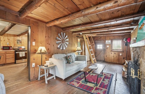 Idyllwild House | The Hideout - Cozy Pet-friendly Cottage in Town