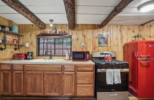 Idyllwild House | The Hideout - Cozy Pet-friendly Cottage in Town