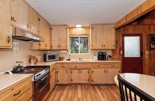 Crestline Cabin | The Lazy Bear Cabin - Warm & Woodsy w/Hot Tub