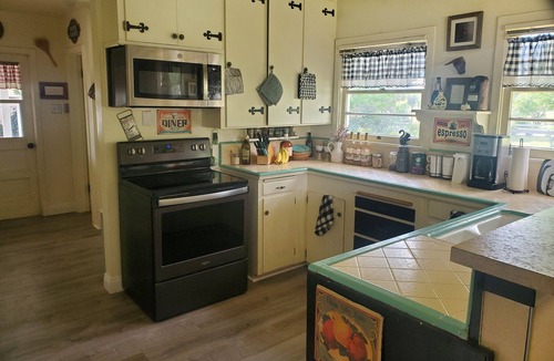 Lone Pine House | The Lone Pine Charm House 2bd 1ba. Views, Fenced, Walk to town, 30 day minimum.