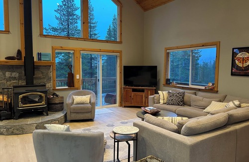 Serene Lakes House | The New Minglewood - a Beautiful 4-bedroom house with Hot Tub