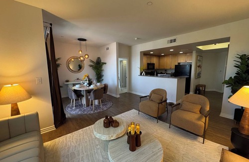 Sherman Oaks Hotel | The Oaks Retreat w/Dual Balconies, Gym, Parking & Laundry