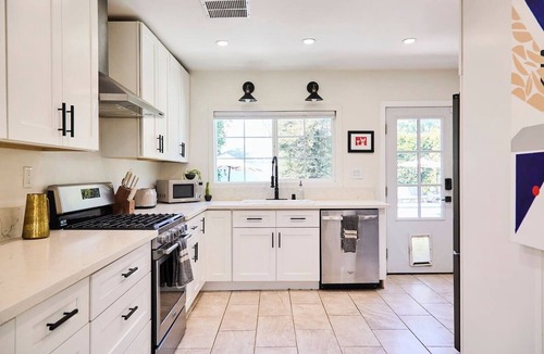 Lake Balboa House | The Oasis | Sleeps 6 | Private Pool & Garden