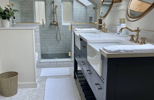 Nevada City House | The Prohibition Hideaway- 1920s themed home! 7 min walk to downtown Nevada City