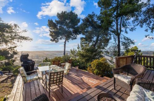 Mission Valley Ski Chalet | The SeaBarn Retreat | Hot Tub & Panoramic Views