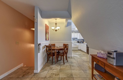 Nob Hill House | The Terrace 2 BR near the courthouse square with a King bed in the master BR