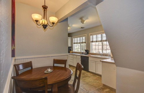 Nob Hill House | The Terrace 2 BR near the courthouse square with a King bed in the master BR