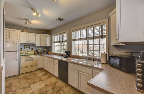 Nob Hill House | The Terrace 2 BR near the courthouse square with a King bed in the master BR