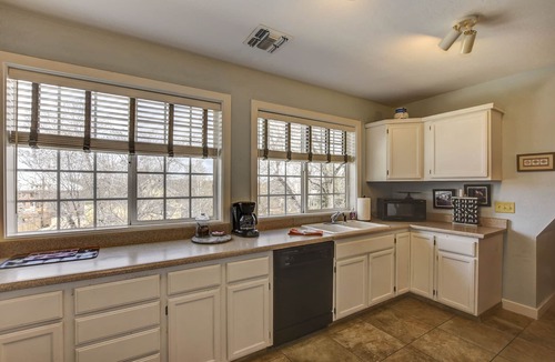 Nob Hill House | The Terrace 2 BR near the courthouse square with a King bed in the master BR