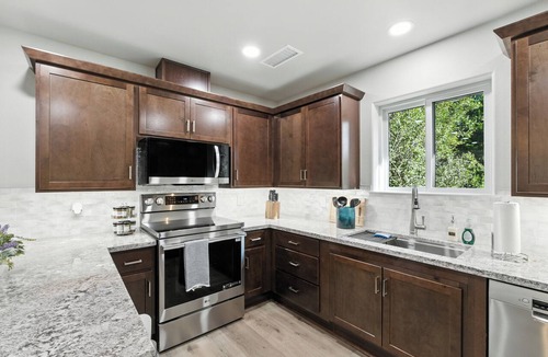 Auberry Apartment | The White House | Coveted Triplex Near Lake