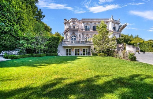 The Flats House | This house is a 8 bedroom(s), 9 bathrooms, located in Beverly Hills, CA.