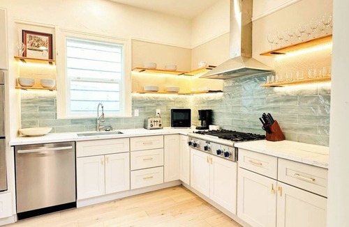 Duboce Triangle Apartment | This other is a 5 bedroom(s), 2 bathrooms, located in San Francisco, CA.