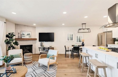 Hermosa Beach Apartment | Three Bedroom Coastal Residence with Ocean Views