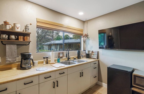 Three Rivers House | Three Oaks & Casita Kaweah, the perfect layout for entertaining your group!