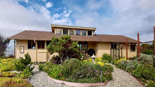 Fort Bragg House | Tideaway Private Hot Tub and Expansive Ocean View