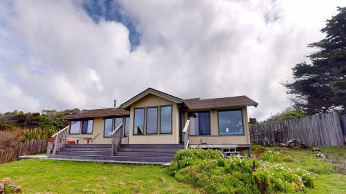 Fort Bragg House | Tideaway Private Hot Tub and Expansive Ocean View