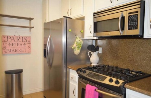 Burbank Apartment | Toluca Lake gem next to Studios! Work, play, & relax within walking distance!