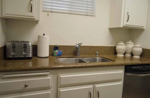 Burbank Apartment | Toluca Lake gem next to Studios! Work, play, & relax within walking distance!