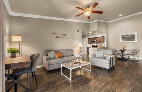 Folsom Apartment | Top Floor KING 2bd/2ba, Walk to Downtown & Trails + EV Charger, Relaxing Suite