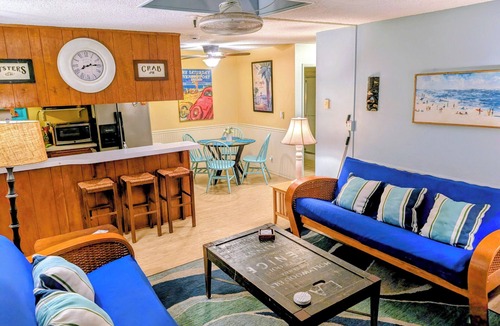 South Mission Beach Condo | Top Floor ~ Water views ~ Steps to beach ~ Garage!
