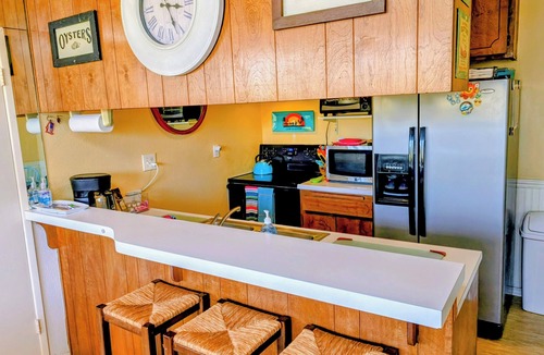 South Mission Beach Condo | Top Floor ~ Water views ~ Steps to beach ~ Garage!
