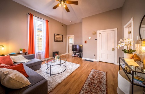 Vallejo Apartment | ~ Top of St. Vincent Hill ~ Walk to Farmers Market, SF Ferry, & Transit Hub ~