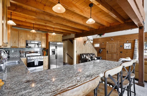 Crestline Cabin | Traditional A-frame Luxe Cabin in Crestline Ca. 3bed3bath/3LVL/PRVT SPA/5+PRKING