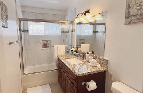 Midway City House | Tranquil Retreat in Little Saigon. 15’ from DISNEYLAND
