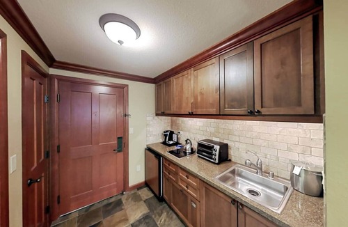 Olympic Valley Apartment | Trey’s Slopeside 1 Bdrm Kitchen@400 Squaw Creek