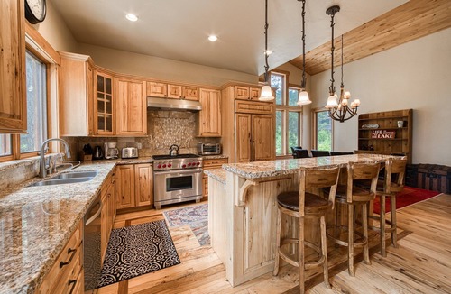 Truckee House | Truckee Timbers at Gray's Crossing By Tahoe Getaways- Game Room + Hot Tub + EV