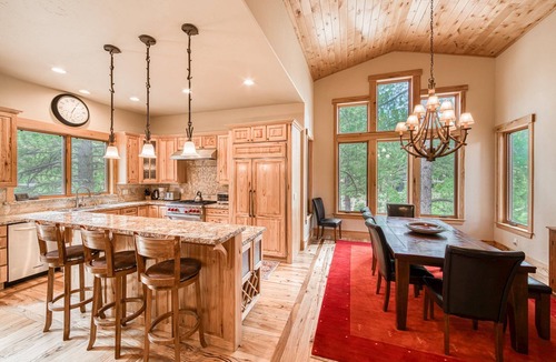 Truckee House | Truckee Timbers at Gray's Crossing By Tahoe Getaways- Game Room + Hot Tub + EV