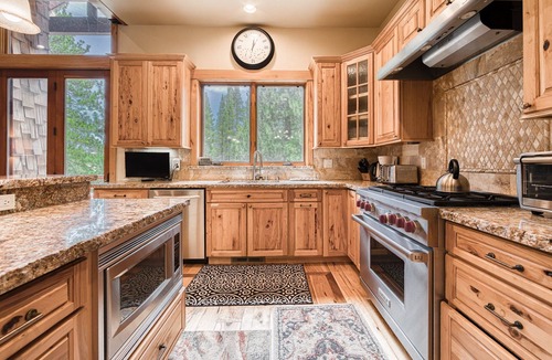 Truckee House | Truckee Timbers at Gray's Crossing By Tahoe Getaways- Game Room + Hot Tub + EV