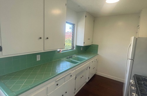 Downtown Long Beach Apartment | Two bedroom apartment within the heart of a walker’s paradise. Near the beach.