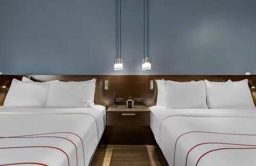 Riverside Hotel | Two-Queen Layout Near Phoenix Zoo & Papago Park | Outdoor Pool & Rooftop Bar